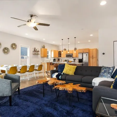 Trendy Upscale Highlands Home 4 Bedrooms Sleeps 10